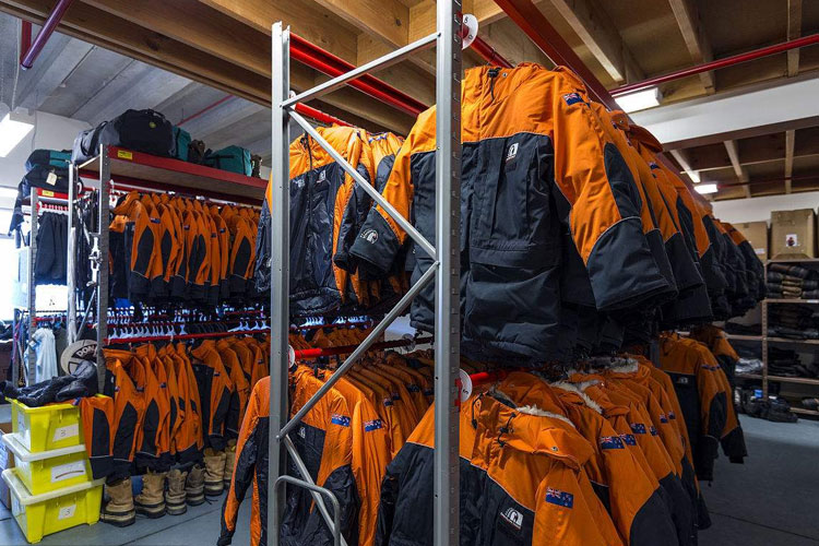 服裝倉庫如何除濕？倉庫除濕機輕松應(yīng)對潮濕問題